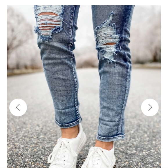 Judy Blue (THE BEST) Bleach splash Boyfriend Jeans - Picture 4 of 11